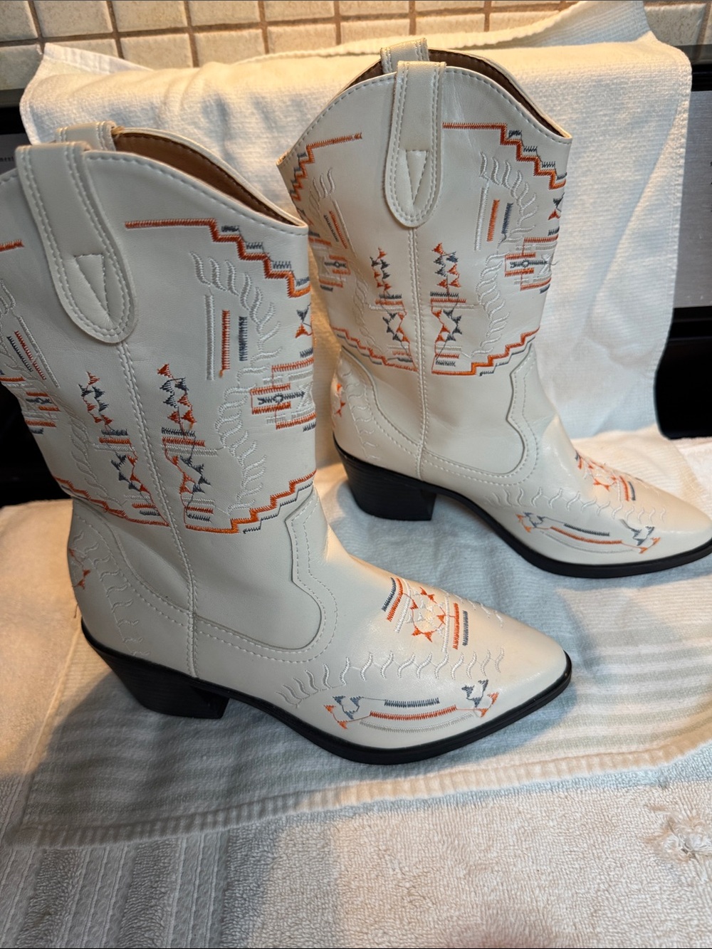 Source Unknown Cream Western Embroidered Lace Up Boots